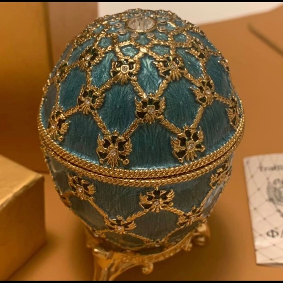 Coronation Fabergé Egg Comes with Gift Carriage - Picture 5 of 7